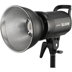 На фото изображено Осветитель светодиодный Godox SL60W студийный