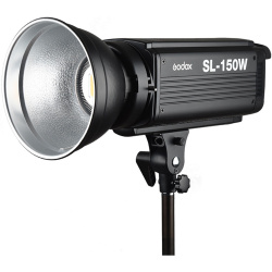 На фото изображено Осветитель светодиодный Godox SL-150W студийный