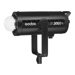 На фото изображено Осветитель светодиодный Godox SL300IIBi студийный