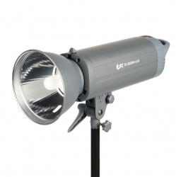 На фото изображено Вспышка Falcon Eyes TE-900BW v3.0 студийная