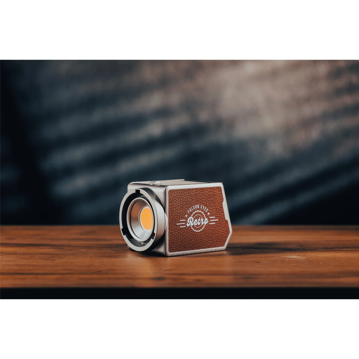 Осветитель светодиодный Falcon Eyes Retro 200B студийный
